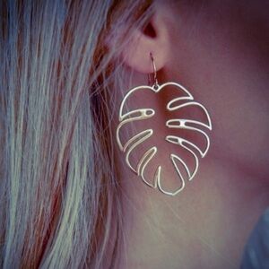 Silver tropical leaf cutout dangle earrings summer fun new